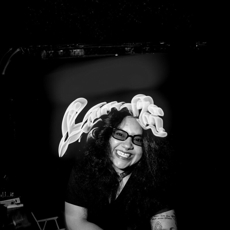 DJ Savino no Lambi Club, em preto e branco