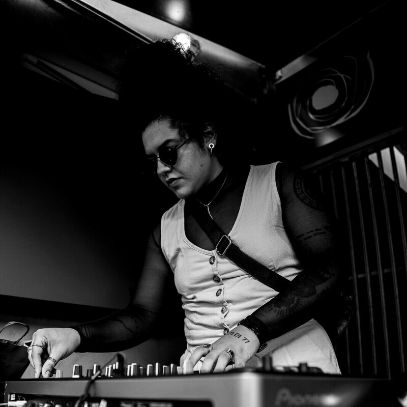 DJ Savino tocando no ensaio AMOR, em preto e branco