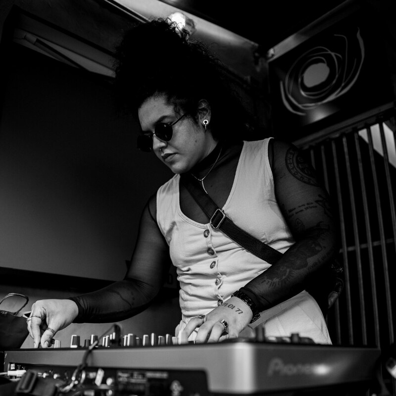 DJ Savino tocando no ensaio AMOR, capa quadrada