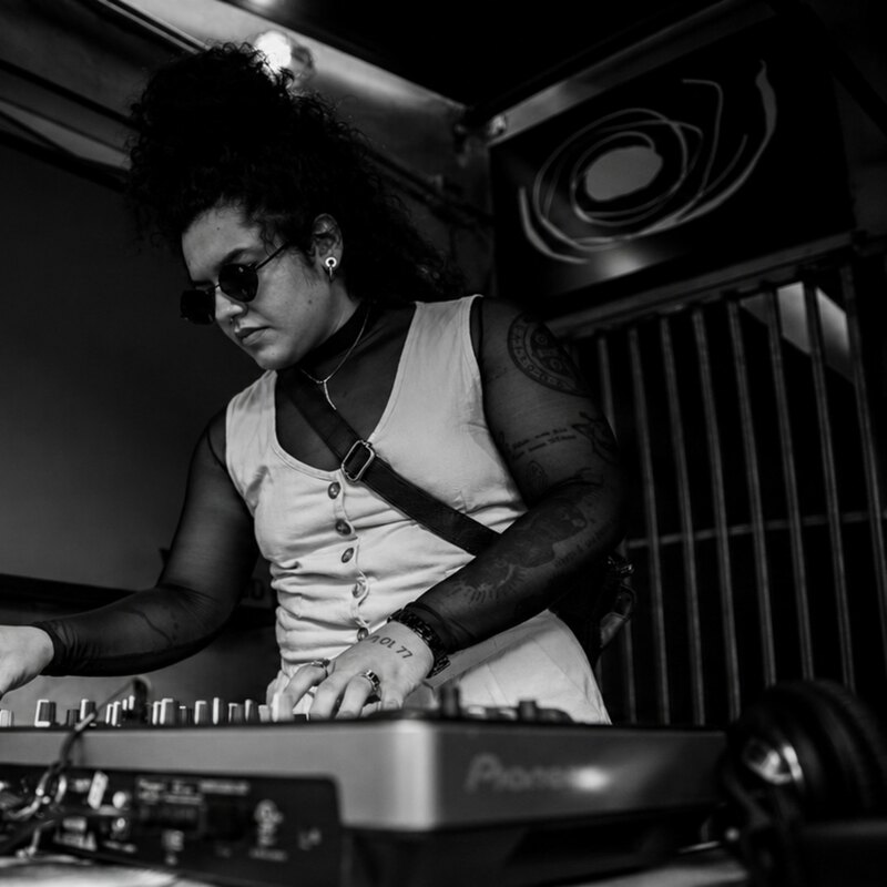 DJ Savino tocando no ensaio AMOR, banner widescreen