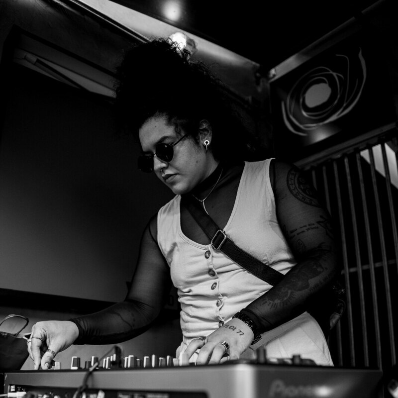DJ Savino tocando no ensaio AMOR